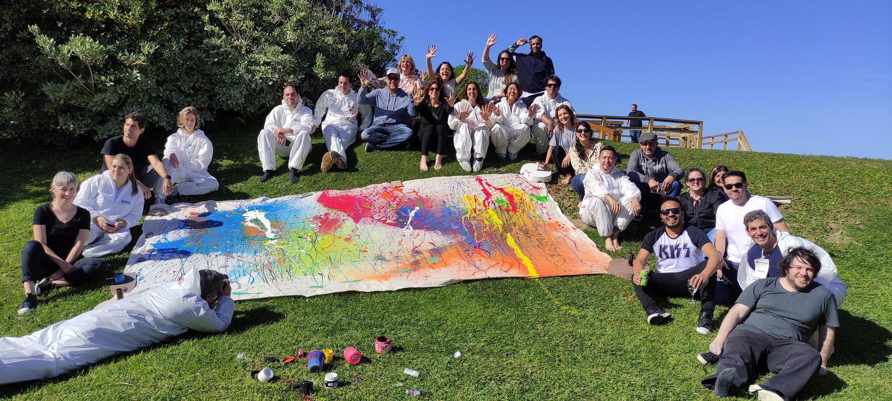 Un equipo de empresa pintando