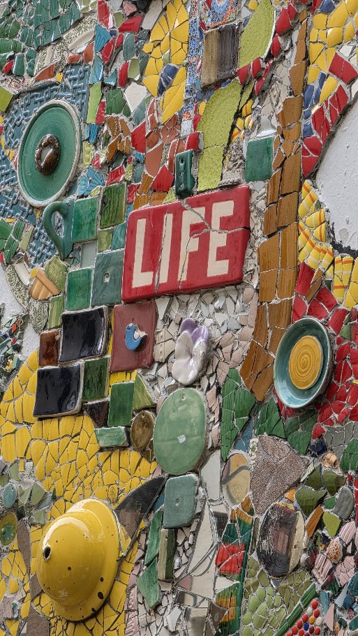 Mosaico cerámico con fragmentos esmaltados. La cerámica es la disciplina dominante en Tigre: más de la mitad de los talleres trabajan con el barro.