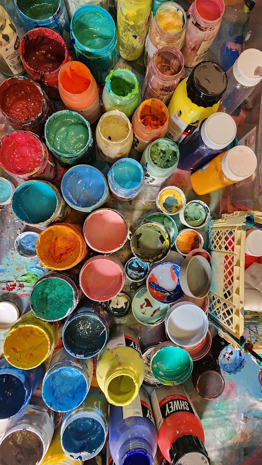 Materiales de trabajo en un taller de pintura de Tigre. El color como vocabulario: cada bote abierto es una decisión pendiente.